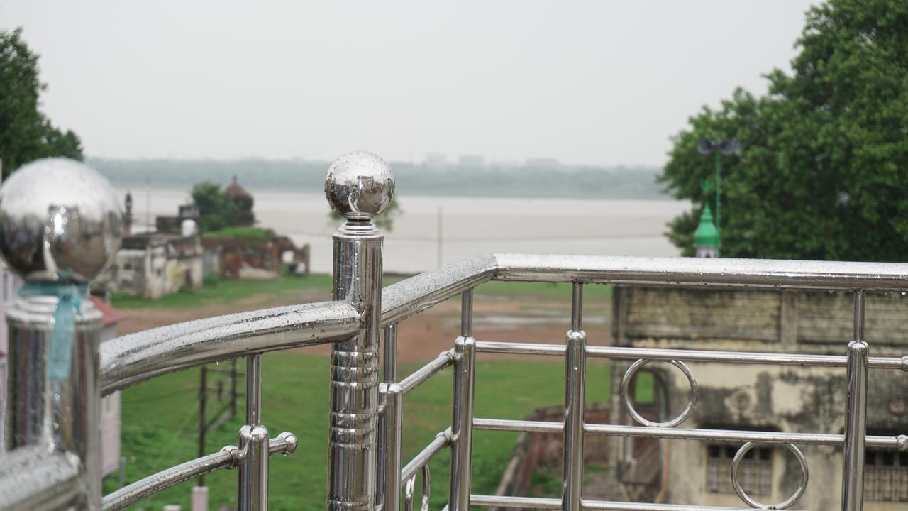 Golden River Varanasi Esterno foto